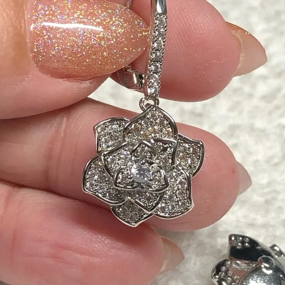 Elegant Silver Floral Earrings - Picture 5 of 8